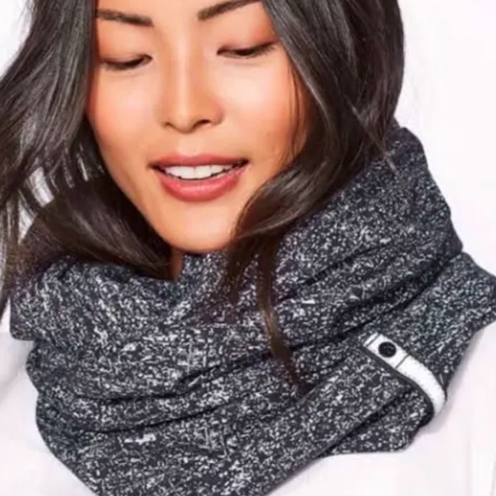 lululemon athletica Black and Gray Wrap Scarf